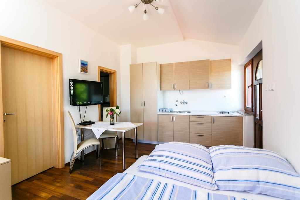 Apartments Josip Pinezići Habitación foto
