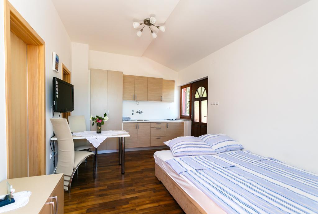 Apartments Josip Pinezići Habitación foto